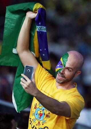 リオデジャネイロ五輪の開会式の前に、自分を撮影する男性＝５日（共同）