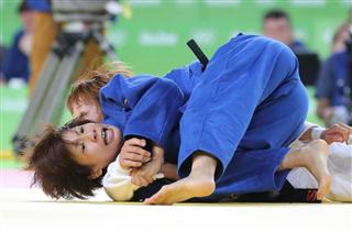 柔道・女子４８キロ級３位決定戦試合終了間際に効果を奪い勝利、銅メダルを獲得した近藤亜美（青）＝６日、カリオカアリーナ（撮影・大橋純人）