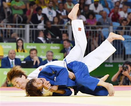 女子４８キロ級３位決定戦モンゴル選手（左）を破った近藤亜美＝リオデジャネイロ（共同）