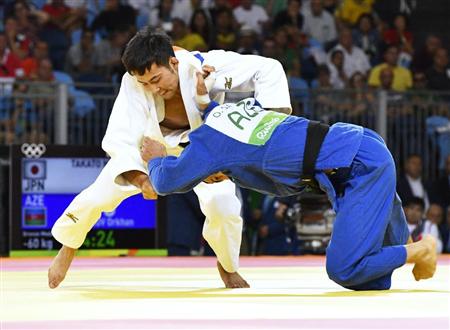 男子６０キロ級３位決定戦アゼルバイジャン選手（下）を破り銅メダルの高藤直寿＝リオデジャネイロ（共同）