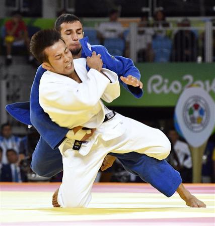 男子６０キロ級３位決定戦アゼルバイジャン選手（奥）を破り銅メダルの高藤直寿＝リオデジャネイロ（共同）