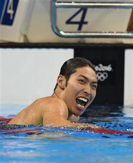 男子４００ｍ個人メドレー決勝で優勝し喜ぶ萩野公介＝６日、五輪水泳競技場（川口良介撮影）