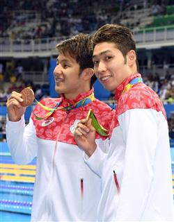 男子４００ｍ個人メドレー決勝の表彰を終え、メダルを手にする瀬戸大也（左）と萩野公介 ＝６日、五輪水泳競技場（川口良介撮影）
