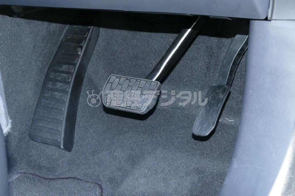 アクセルペダルが吊り下げ式なのはちょっと意外。ジャガー・Ｆ－ＰＡＣＥ