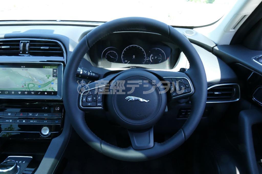 目の詰まった良質のいい革が巻かれたハンドル。クルーズコントロールやインフォテインメントシステムのスイッチ類も装備。ジャガー・Ｆ－ＰＡＣＥ