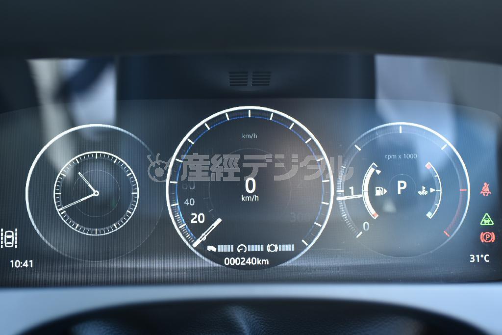 総液晶のメーターパネル。多機能・便利で見やすいが、やっぱり何か物足りない。ジャガー・Ｆ－ＰＡＣＥ