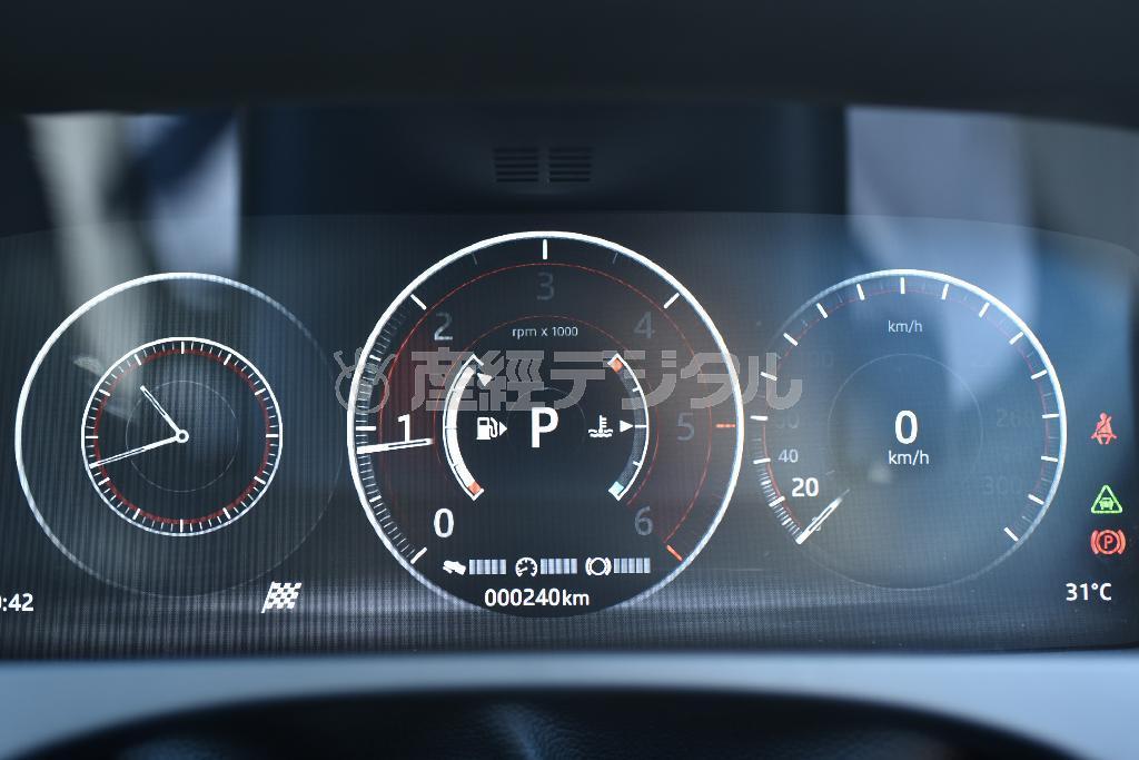 Ｓモードに切り換えると、速度計と入れ替って回転計が中央に。ジャガー・Ｆ－ＰＡＣＥ