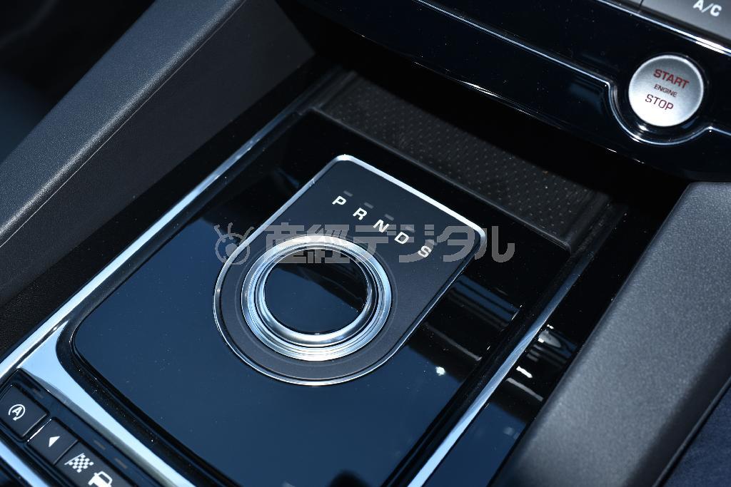 エンジンを切ると、この通り格納されて面一に。エンジン始動で再びせり上がる。ジャガー・Ｆ－ＰＡＣＥ