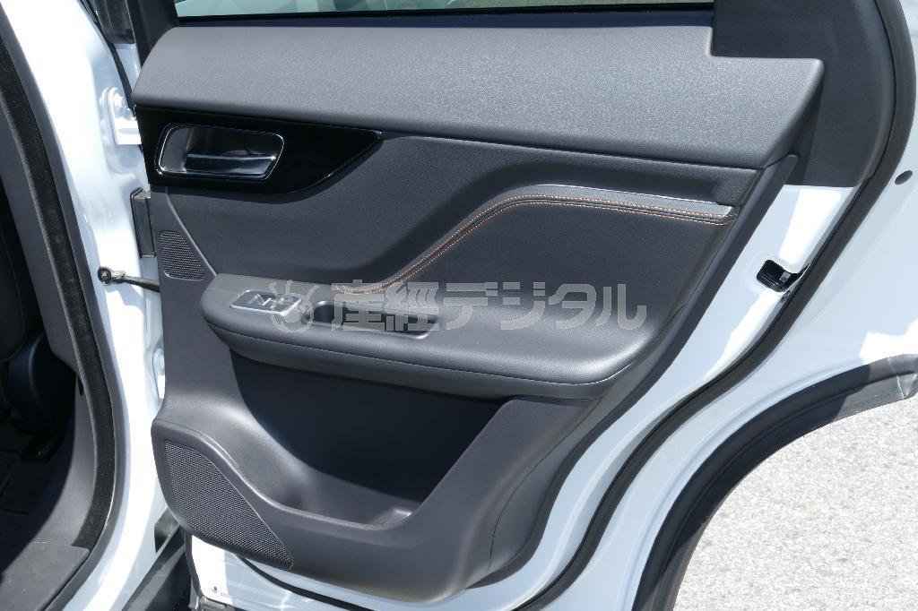 後部ドア、仕上げは前席と同等で手抜きなし。ジャガー・Ｆ－ＰＡＣＥ