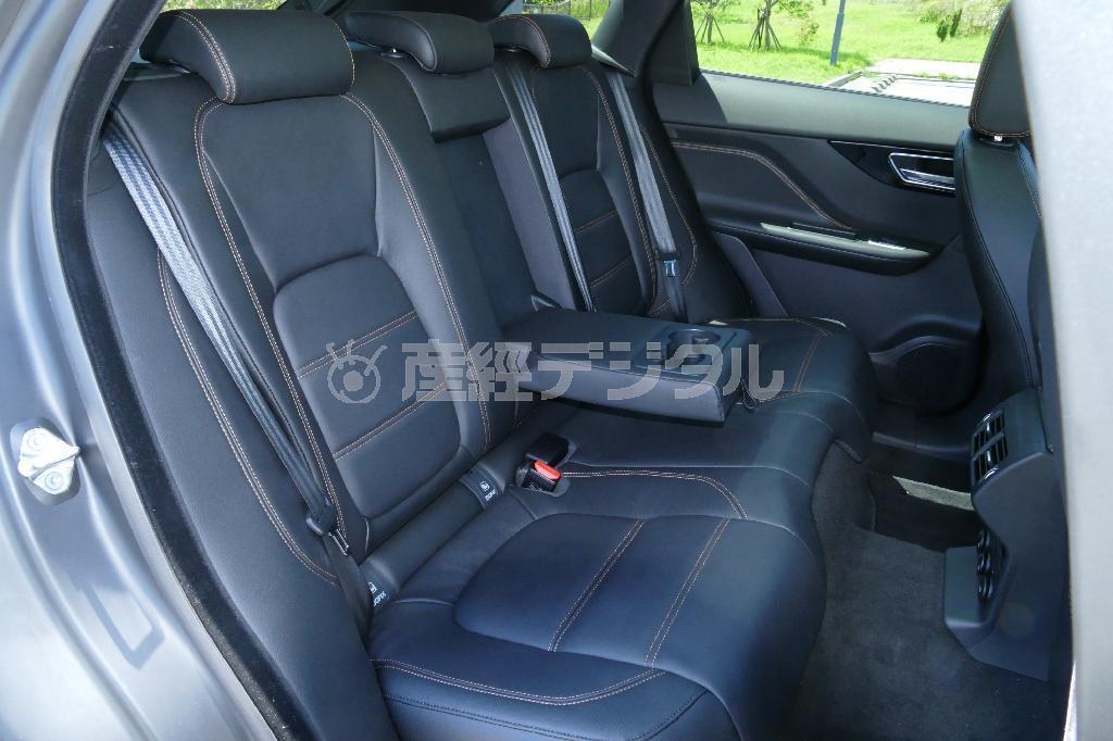 アームレストを出すとこんな感じ。ジャガー・Ｆ－ＰＡＣＥ