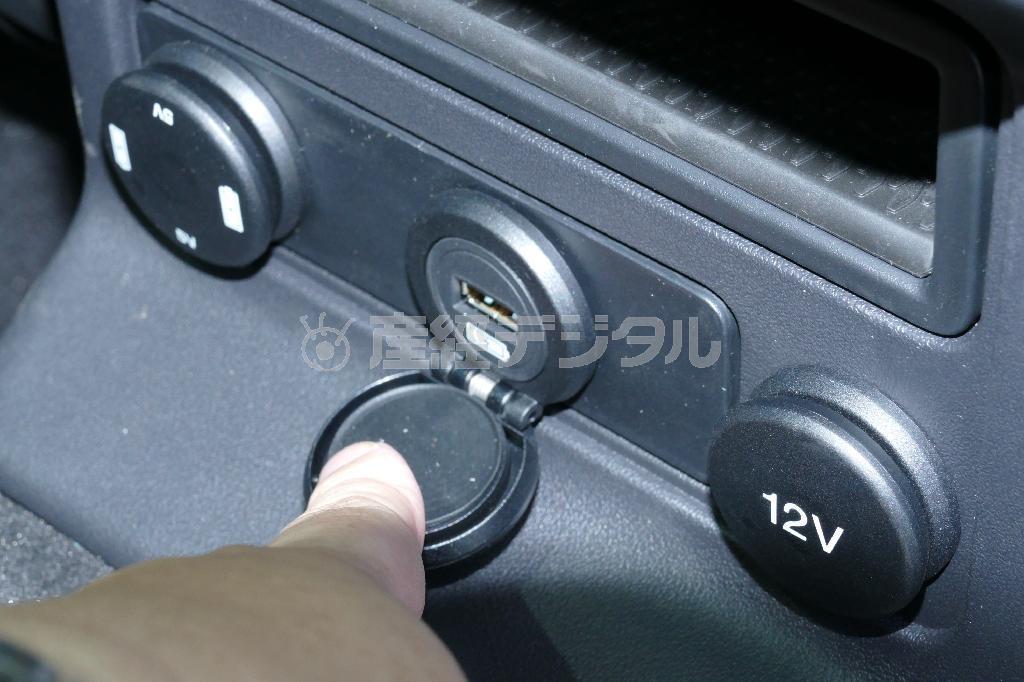 １２ボルトの電源ソケットとＵＳＢジャックが２つ！すぐ上にはラバーで滑り止め加工された携帯電話置き場。後席でも携帯充電できます。ジャガー・Ｆ－ＰＡＣＥ