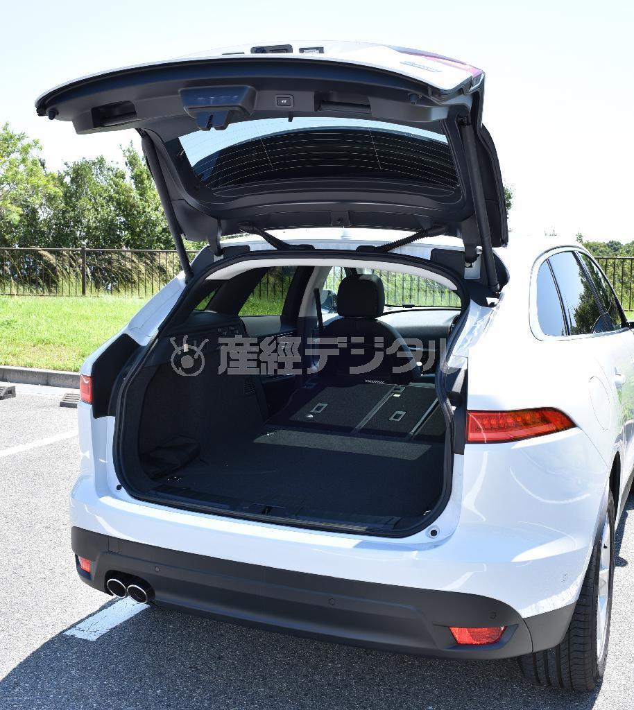 リアハッチ開口部は幅広く、変な出っ張りのない使いやすい形状だが下端は高め。ジャガー・Ｆ－ＰＡＣＥ