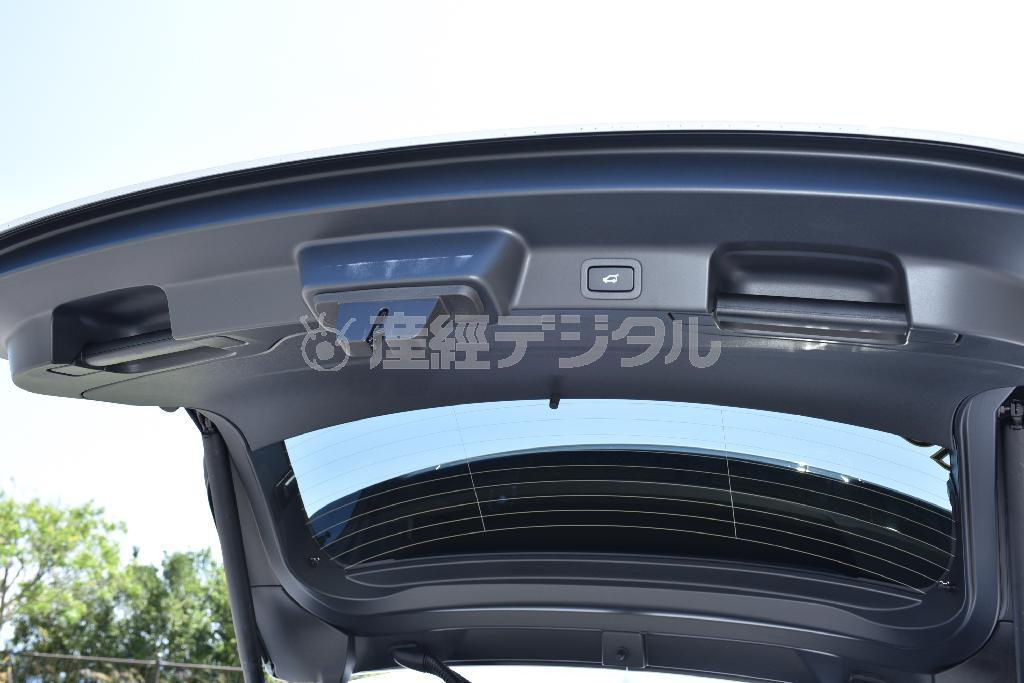 ドアハンドルは左右に、電動開閉ボタンも。ジャガー・Ｆ－ＰＡＣＥ