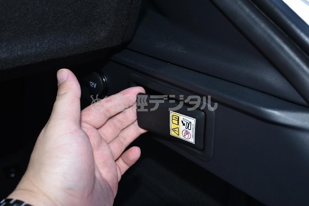 左６：右４で分割可倒な後席をワンタッチで倒すボタン。これは右側用。ジャガー・Ｆ－ＰＡＣＥ