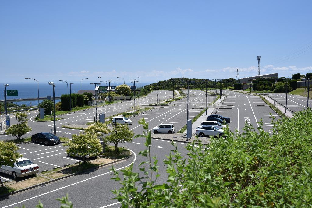 上り路線、下り路線の駐車場をどちらからでも自由に行き来できる構造で、それぞれ少しずつ違う眺望を楽しめる。ジャガー・Ｆ－ＰＡＣＥ