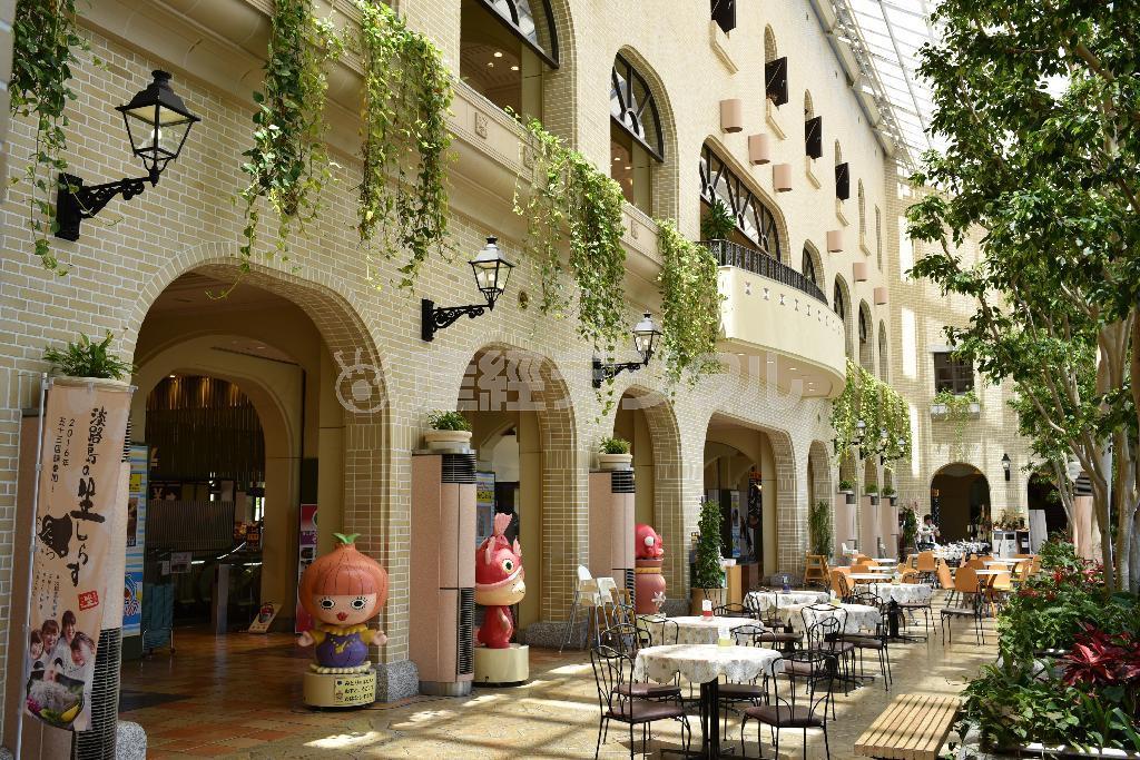 ゆるキャラと土産物のノボリがなければ地中海の雰囲気。これが大阪市内から１時間ちょっとのロケーションとは。関西侮れじ。ジャガー・Ｆ－ＰＡＣＥ