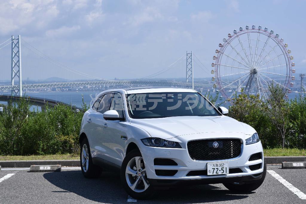 明石海峡大橋を臨む淡路ＳＡにて。ジャガー・Ｆ－ＰＡＣＥ