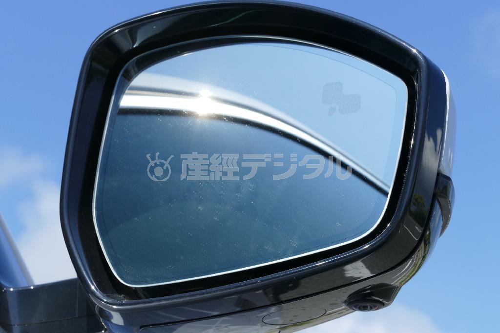 サイドミラーは鏡面端に後方接近車両のアラート内蔵（Ｌ字型にくすんだ部分）。カバー下部には前輪まわりの死角を捉えるカメラも装備。ジャガー・Ｆ－ＰＡＣＥ