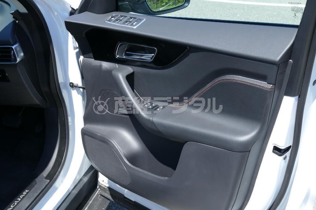 前席ドア内張り。ジャガー・Ｆ－ＰＡＣＥ