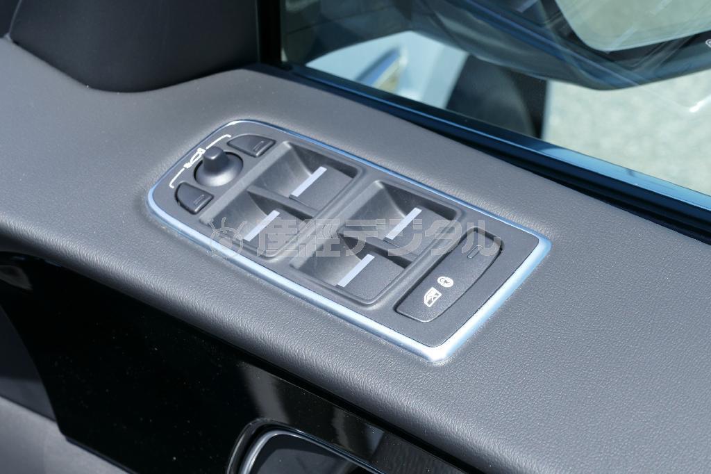 パワーウインドウのスイッチは窓枠部分に。窓枠にこれだけ厚みがとれるってすごい。ジャガー・Ｆ－ＰＡＣＥ