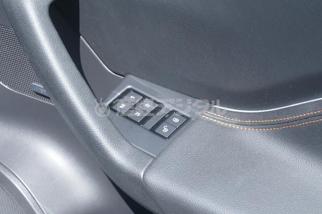 ドアハンドルからアームレスト。シート位置メモリーのボタンはパワーウィンドウのスイッチと間違えて押しそうになる配置。窓、シート、それぞれに近い位置に、という理屈はわかるが…ジャガー・Ｆ－ＰＡＣＥ