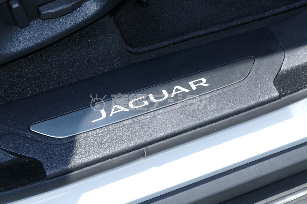 ロッカーパネルにはロゴ入りプレート。ジャガー・Ｆ－ＰＡＣＥ