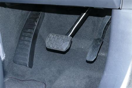 アクセルペダルが吊り下げ式なのはちょっと意外。ジャガー・Ｆ－ＰＡＣＥ