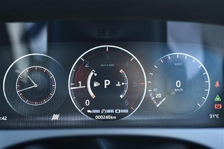 Ｓモードに切り換えると、速度計と入れ替って回転計が中央に。ジャガー・Ｆ－ＰＡＣＥ