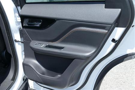 後部ドア、仕上げは前席と同等で手抜きなし。ジャガー・Ｆ－ＰＡＣＥ