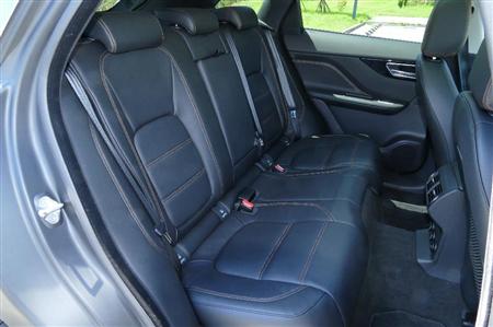 背もたれの角度、高さが絶妙で座り心地最高の後席。運転は誰かに任せて後ろに乗りたくなる快適さ。ジャガー・Ｆ－ＰＡＣＥ