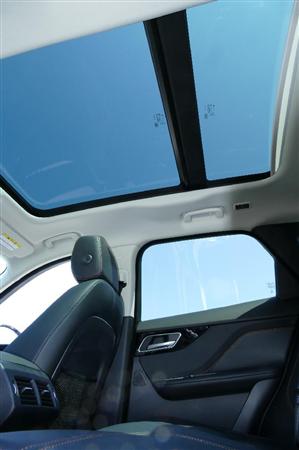 こらもう運転せんと後ろに乗ったほうが気分ええわなぁ。ジャガー・Ｆ－ＰＡＣＥ