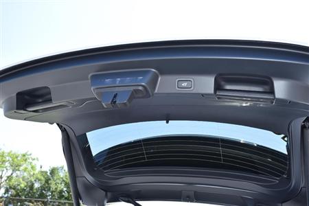 ドアハンドルは左右に、電動開閉ボタンも。ジャガー・Ｆ－ＰＡＣＥ