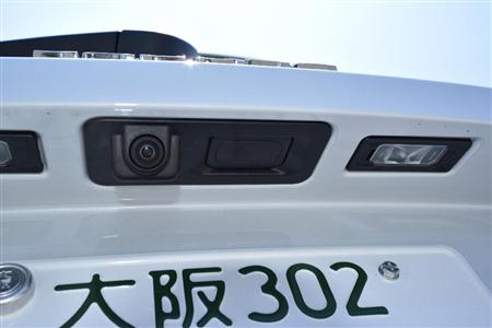 リアハッチの解錠はナンバー上の電磁スイッチ。リアカメラもココに。ジャガー・Ｆ－ＰＡＣＥ