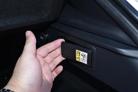 左６：右４で分割可倒な後席をワンタッチで倒すボタン。これは右側用。ジャガー・Ｆ－ＰＡＣＥ