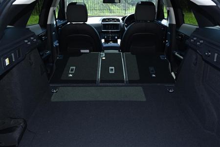 右６も倒すと車中泊可能な広さ。ジャガー・Ｆ－ＰＡＣＥ