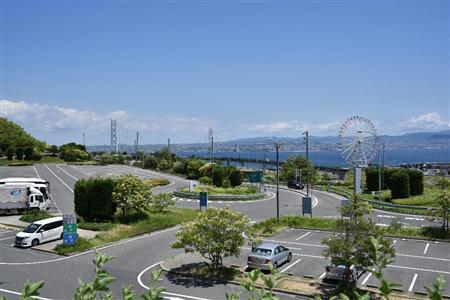 淡路ＳＡエリア内には明石海峡大橋を見下ろす観覧車がある。ジャガー・Ｆ－ＰＡＣＥ