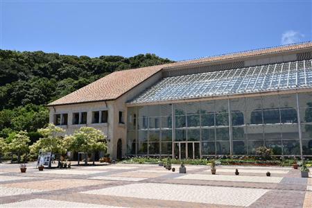 レストハウスは南欧風リゾートホテルのようなしゃれた作り。ジャガー・Ｆ－ＰＡＣＥ