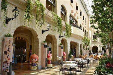 ゆるキャラと土産物のノボリがなければ地中海の雰囲気。これが大阪市内から１時間ちょっとのロケーションとは。関西侮れじ。ジャガー・Ｆ－ＰＡＣＥ