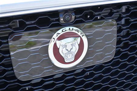 エンブレムの奥に非常ブレーキ＆クルーズコントロール用のセンサー。上部には死角を映し出すカメラ。ジャガー・Ｆ－ＰＡＣＥ