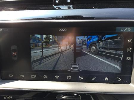 フロントグリルに設置されたカメラからの映像が死角低減に役立つ。ジャガー・Ｆ－ＰＡＣＥ