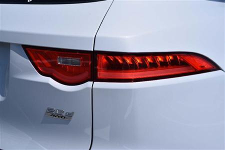 リアフェンダーに鋭く切り込んだテールランプが夜道にジャガーの刻印を残す。ジャガー・Ｆ－ＰＡＣＥ