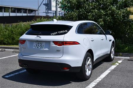 後ろ姿はスポーツクーペのＦ－ＴＹＰＥを彷彿させる。ジャガー・Ｆ－ＰＡＣＥ