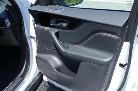 前席ドア内張り。ジャガー・Ｆ－ＰＡＣＥ
