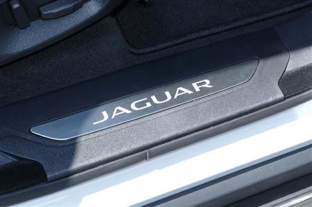 ロッカーパネルにはロゴ入りプレート。ジャガー・Ｆ－ＰＡＣＥ