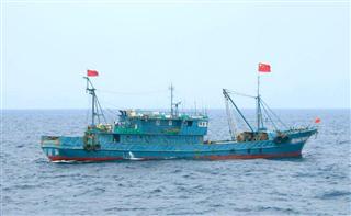 尖閣諸島周辺の領海に侵入した中国漁船＝５日（海上保安庁提供））※画像を一部処理しています