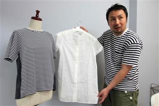 そごう・西武とのコラボ「エリアモード×ｎｕｔｔｅ」のテスト販売サンプルを手に、ステイト・オブ・マインドの伊藤社長は「素材や着丈など地域ごとに受け入れられるデザインは異なっていた」と話す＝東京都渋谷区