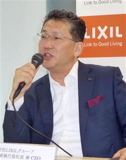 記者会見するLIXILグループの瀬戸欣哉社長=8日午後、東京都千代田区 記者会見するLIXILグループの瀬戸欣哉社長=8日午後、東京都千代田区