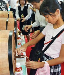 カゴメの本社１階に登場した、トマトジュースが出る蛇口＝８日、名古屋市