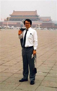 日本興業銀行時代、中国の大型炭田開発プロジェクトの調印式に臨むため北京を訪れた長門正貢社長＝１９８６年（本人提供）