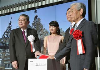 ４Ｋ・８Ｋ試験放送開始セレモニーに臨むＮＨＫの籾井勝人会長（左端）ら＝１日、東京・渋谷のＮＨＫ放送センター